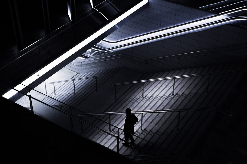 Ombre di figure solitarie da Satoshi Hata