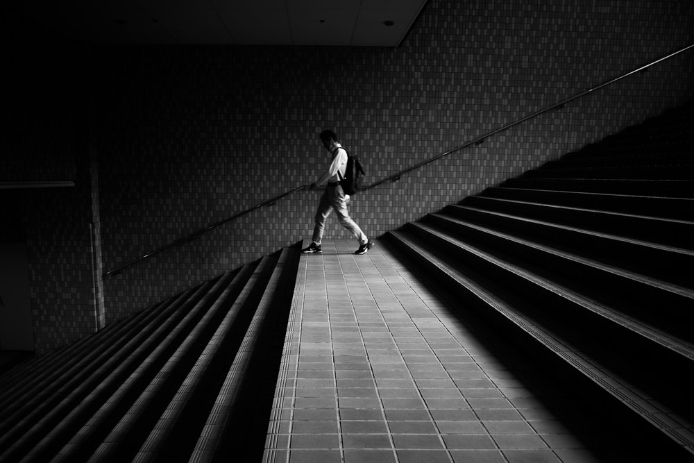 Uomo su una scala geometrica da Satoshi Hata