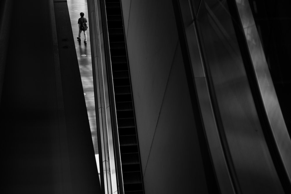 Il percorso della scala mobile solitaria da Satoshi Hata