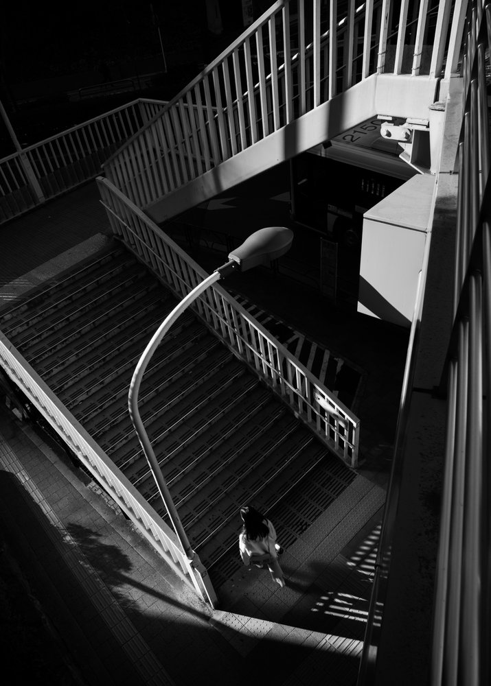 Arrampicata urbana in solitaria da Satoshi Hata