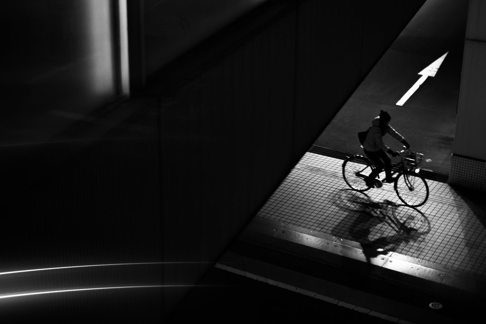 Sagoma di un ciclista urbano da Satoshi Hata