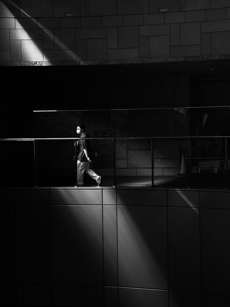 Camminando nella luce da Satoshi Hata
