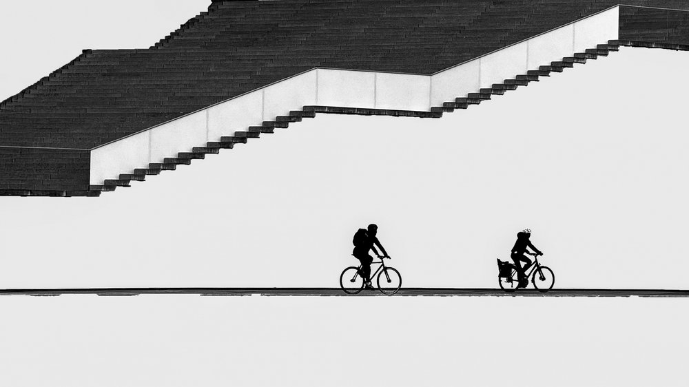 Ciclisti in controluce sulle scale da Shanrui Ren