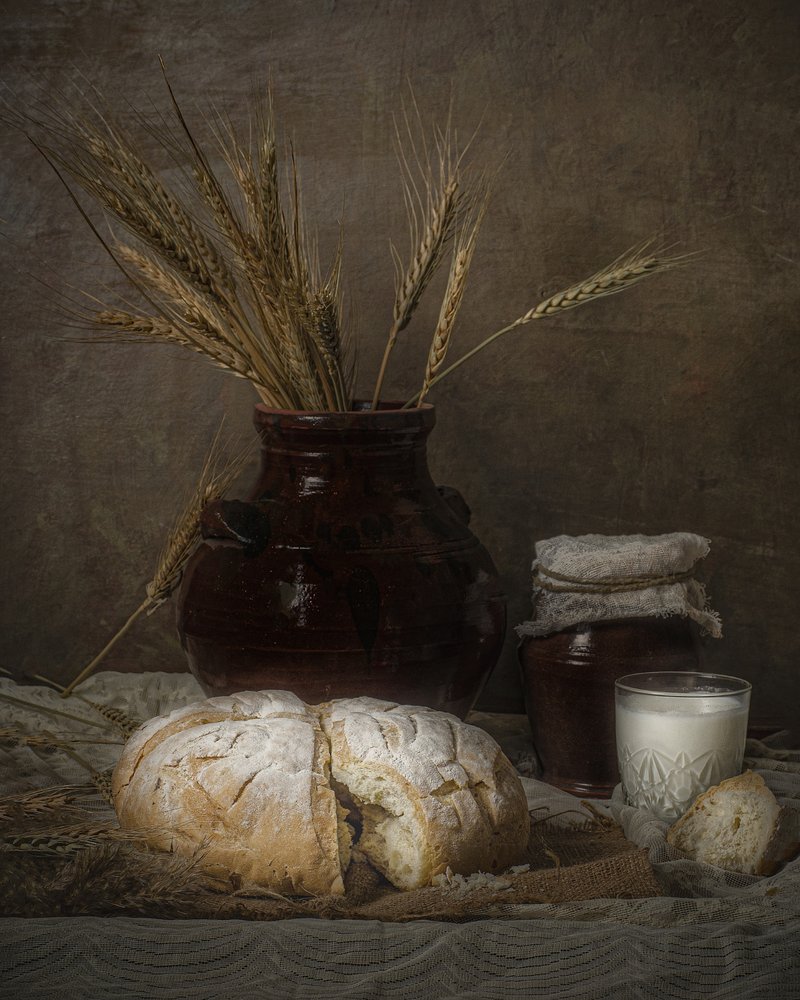 Pane rustico e latte da Yasmin Elsharma