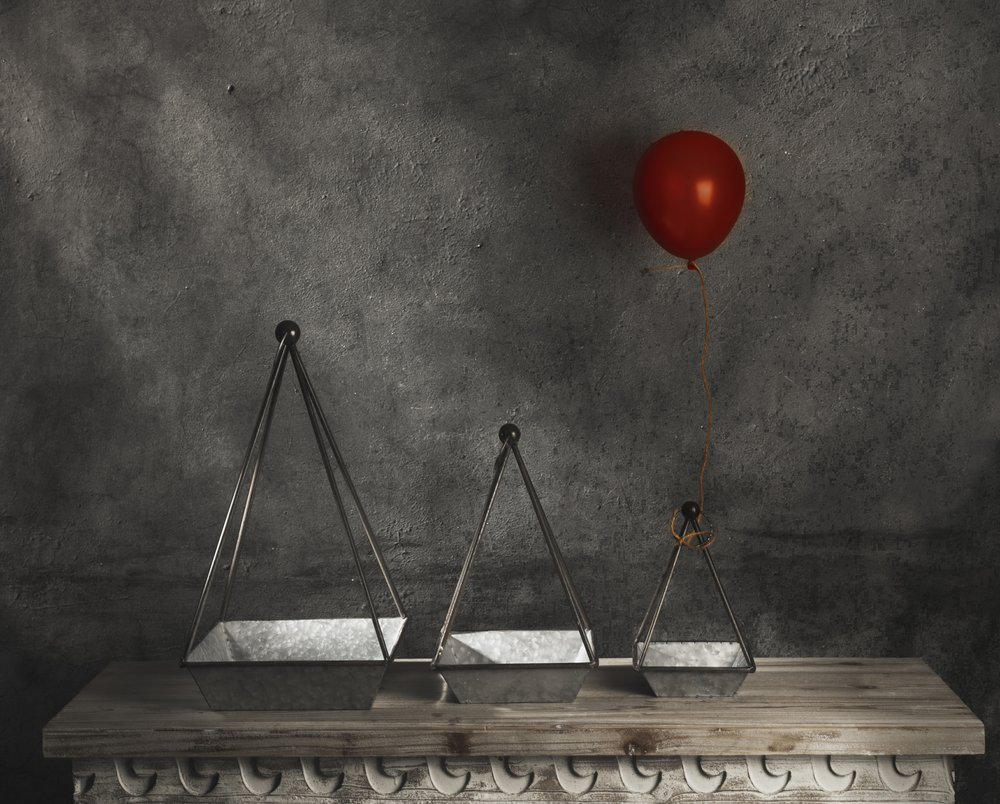 Vasi da fiori geometrici "Red Balloon" da chenyi wang