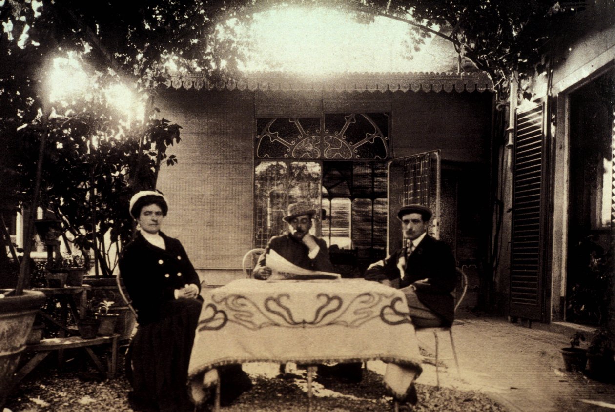 Il compositore Giacomo Puccini (1858-1924) con sua moglie Elvira e il loro figlio Antonio nella loro casa a Torre del Lago da Unknown