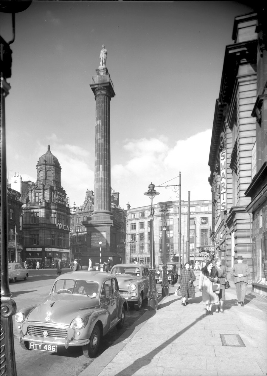 Vista lungo Grey Street verso il Monumento di Grey, Newcastle upon Tyne, ottobre 1955 da Unbekannt Unbekannt