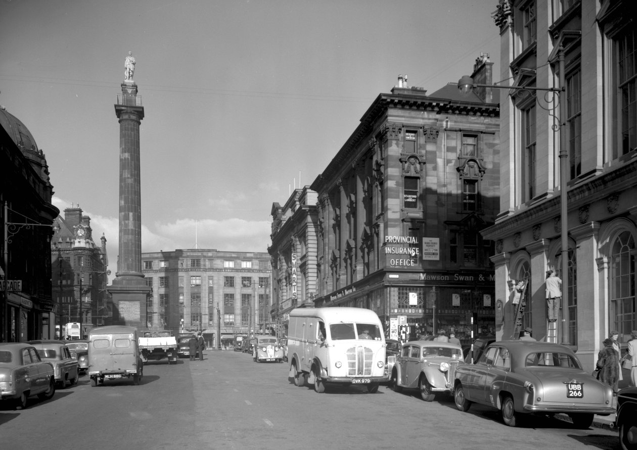 Vista su Grey Street verso il Monumento di Grey, Newcastle upon Tyne, ottobre 1955 da Unbekannt Unbekannt