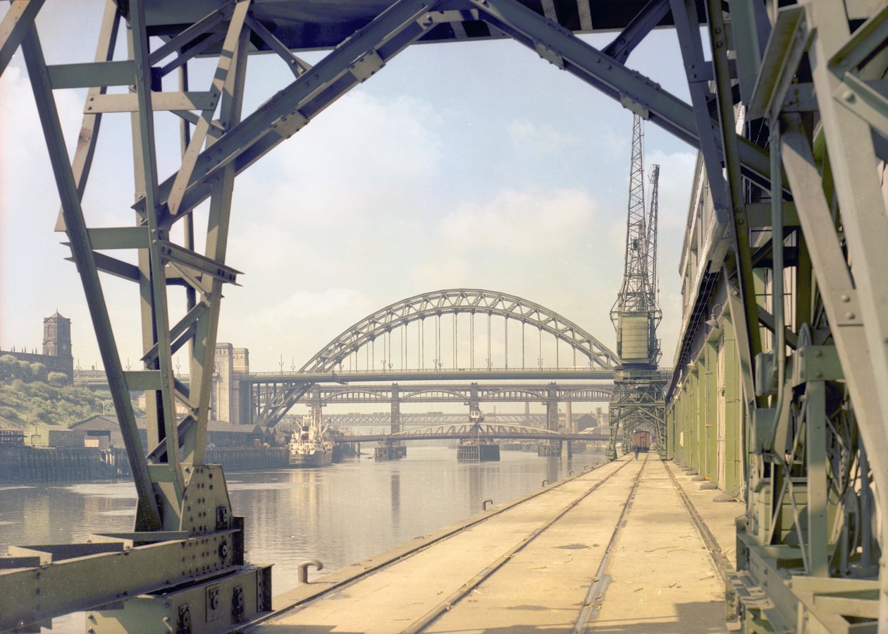 Vista del Tyne Bridge dal Quayside, Newcastle upon Tyne, luglio 1960 da Unbekannt Unbekannt