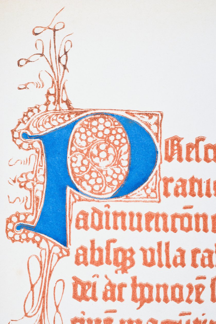 Facsimile di una pagina con iniziale illuminata 