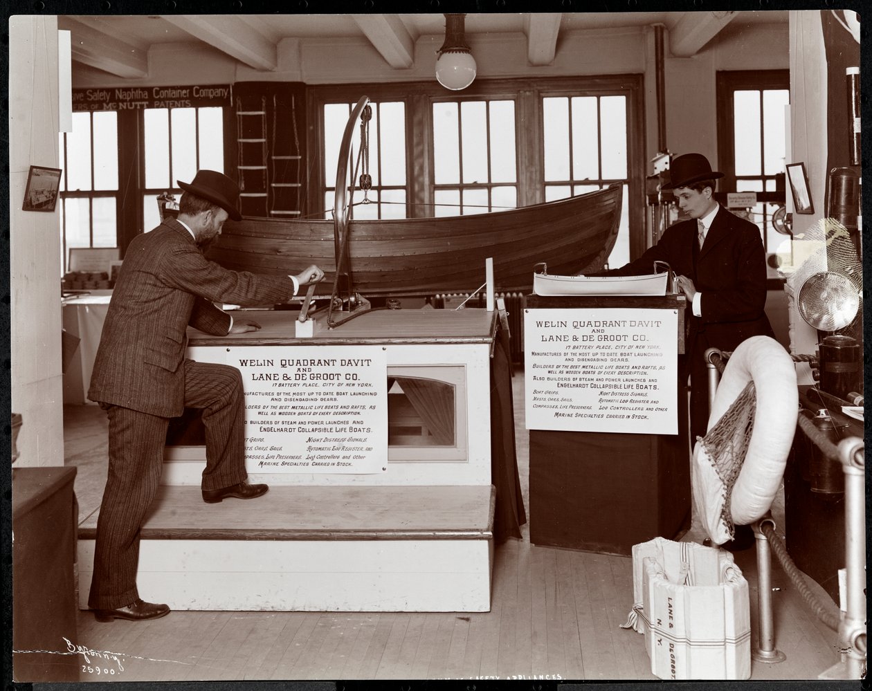Esposizione di scialuppe di salvataggio della Welin Quadrant Davit Co. e Lane und De Groot Co. al Museo degli Apparecchi di Sicurezza dell