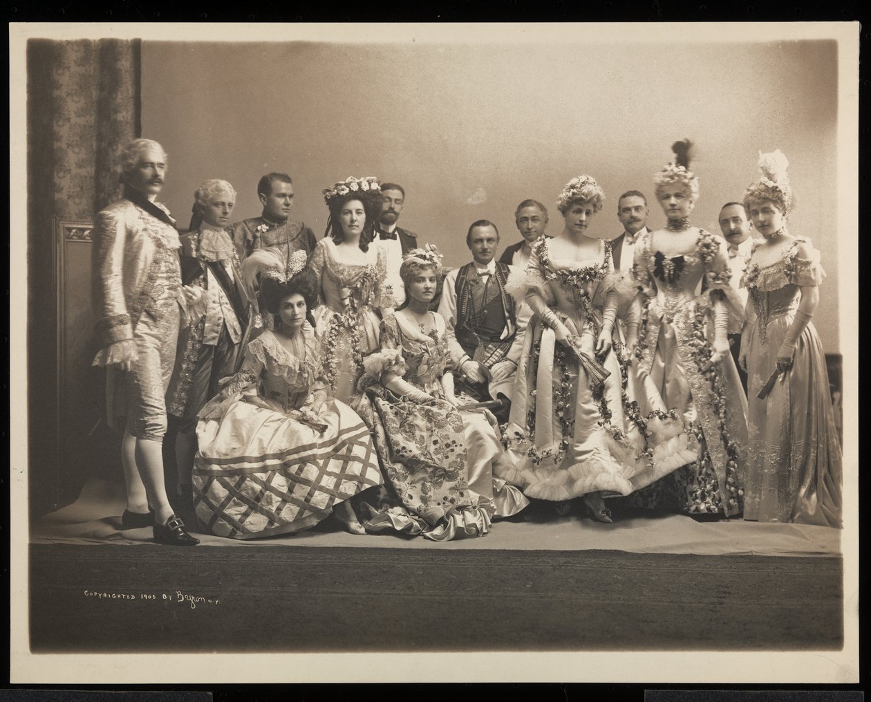 Ritratto di Gruppo con Edmund Lincoln Baylies e Ruth Payson (Mrs. E.L.) Baylies al Ballo di James Hazen Hyde, New York da Byron Company