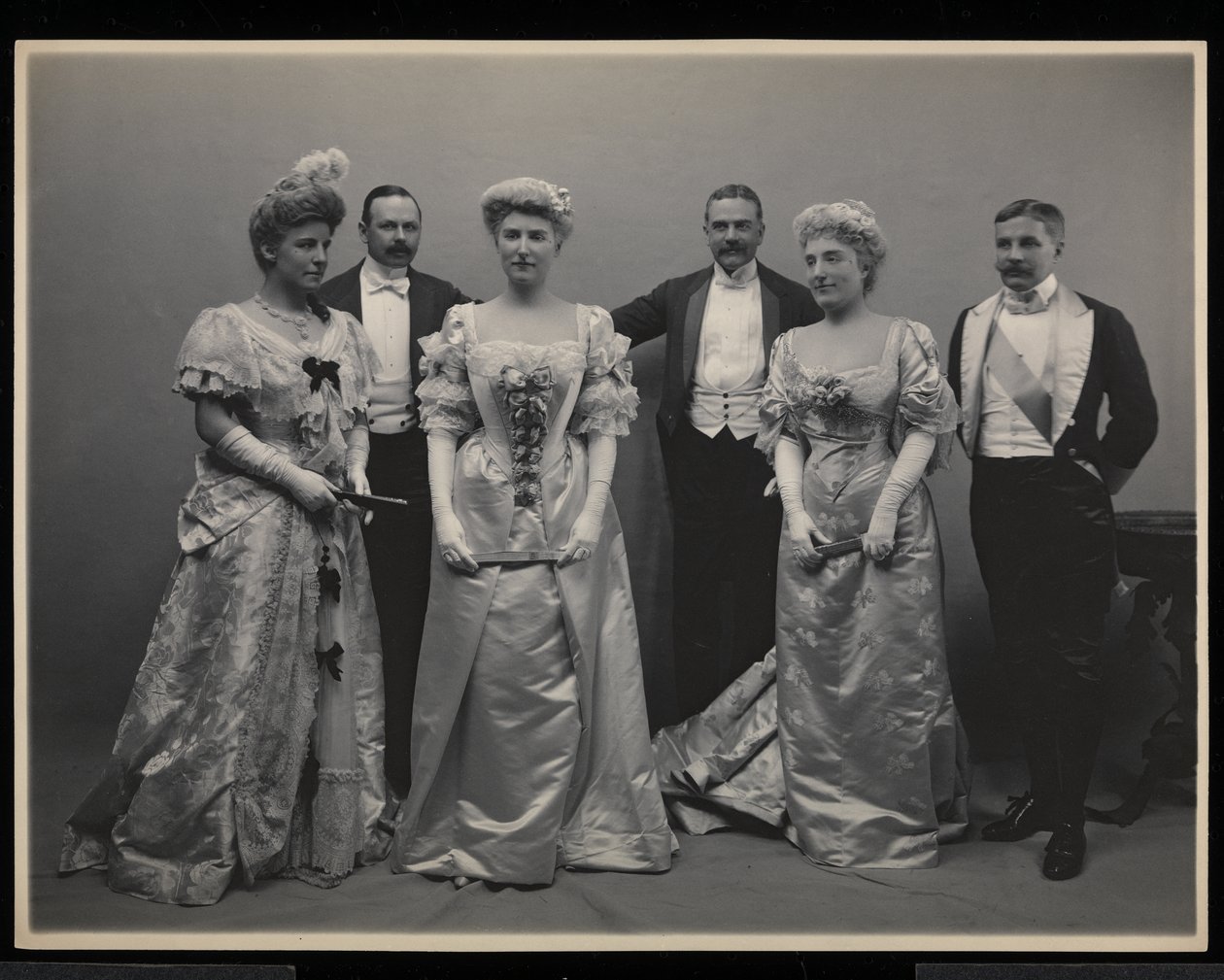 Ritratto di gruppo di Mrs. Douglas Robinson, Franklin Plumer, Miss Pauline Riggs, Mr. Charles Munn, Mrs. Garrick Riggs e Mr. Frederick Weeks al James Hazen Hyde Ball, New York, 31 gennaio 1905 da Byron Company