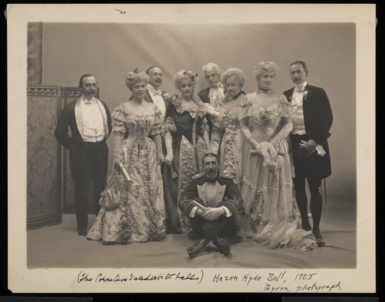 Ritratto di cinque uomini (inclusi Coleman Drayton, August Belmont e Frank Hoppin seduti sul pavimento) e quattro donne (inclusa Mrs. Stuyvesant Fish) al ballo di James Hazen Hyde, New York, 31 gennaio da Byron Company