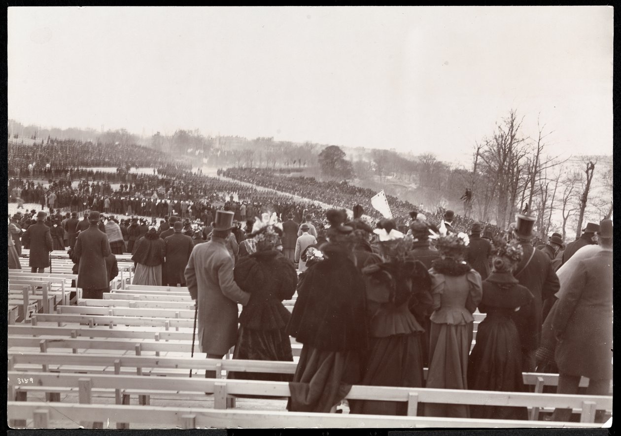 Vista dalle tribune della folla e della processione associata alla dedica della Tomba di Grant su Riverside Drive, presumibilmente il 27 aprile 1897, New York da Byron Company