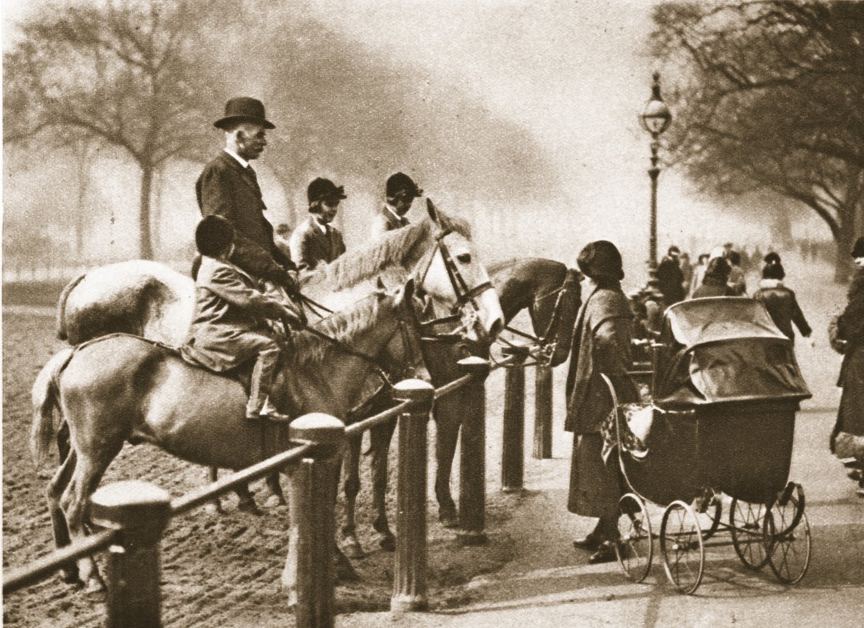 Una lezione di equitazione a Rotten Row, da Wonderful London, pubblicato 1926-27 da English Photographer