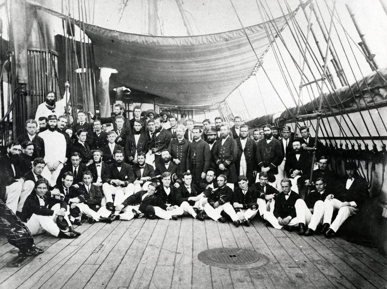 Ufficiali della marina britannica sul ponte, c.1870 da English Photographer