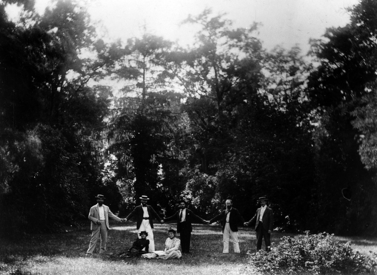 Gruppo di amici che si tengono per mano nel giardino di Le Relais, casa della famiglia Natanson a Villeneuve-sur-Yonne, c. 1899 da French Photographer