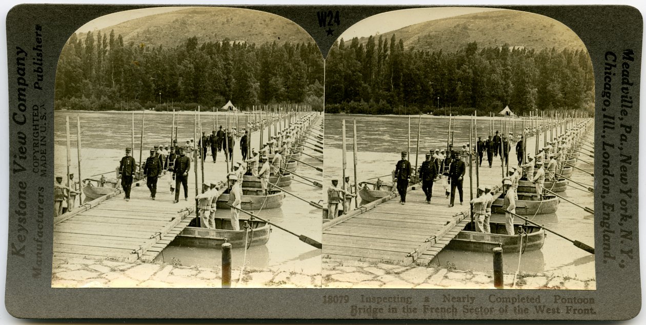 Orizzontale, stereocard seppia che mostra ufficiali in uniforme che attraversano un ponte di barche con uomini che stanno nei pontoni su entrambi i lati del ponte. Stereografia Keystone numero 18079 da Keystone View Company