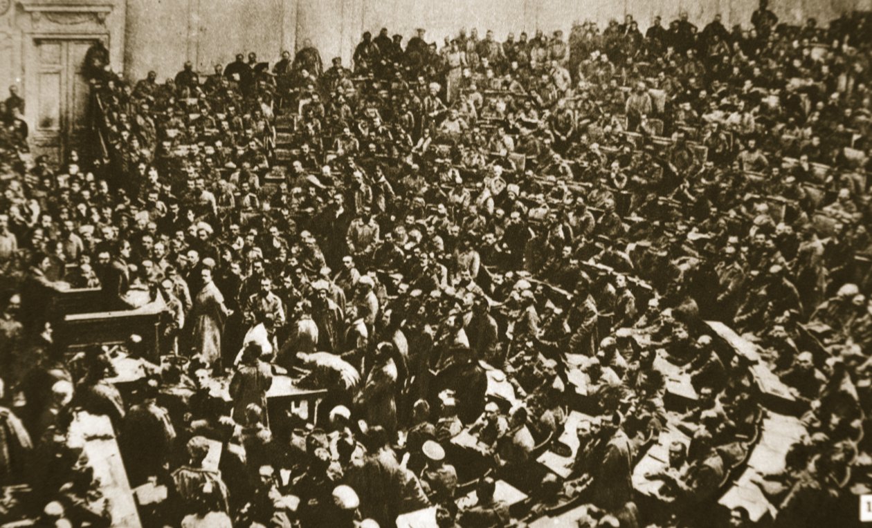 Lavoratori e soldati invadono la Duma, 1917 da Russian Photographer