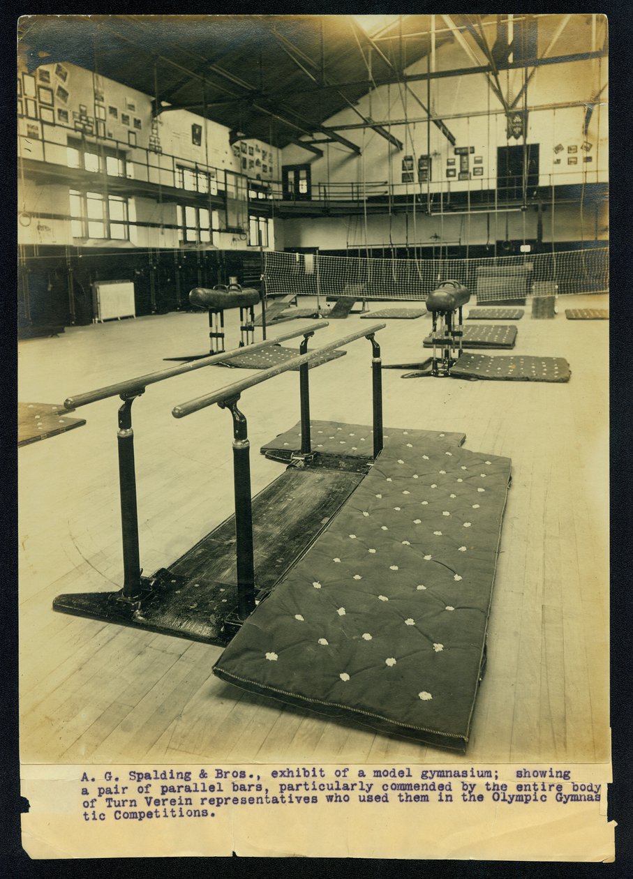 A. G. Spalding and Bros., esposizione di una palestra modello; mostrando una coppia di parallele, particolarmente raccomandate da tutti i rappresentanti del Turn Verein che le hanno utilizzate nelle competizioni ginniche olimpiche da Unknown