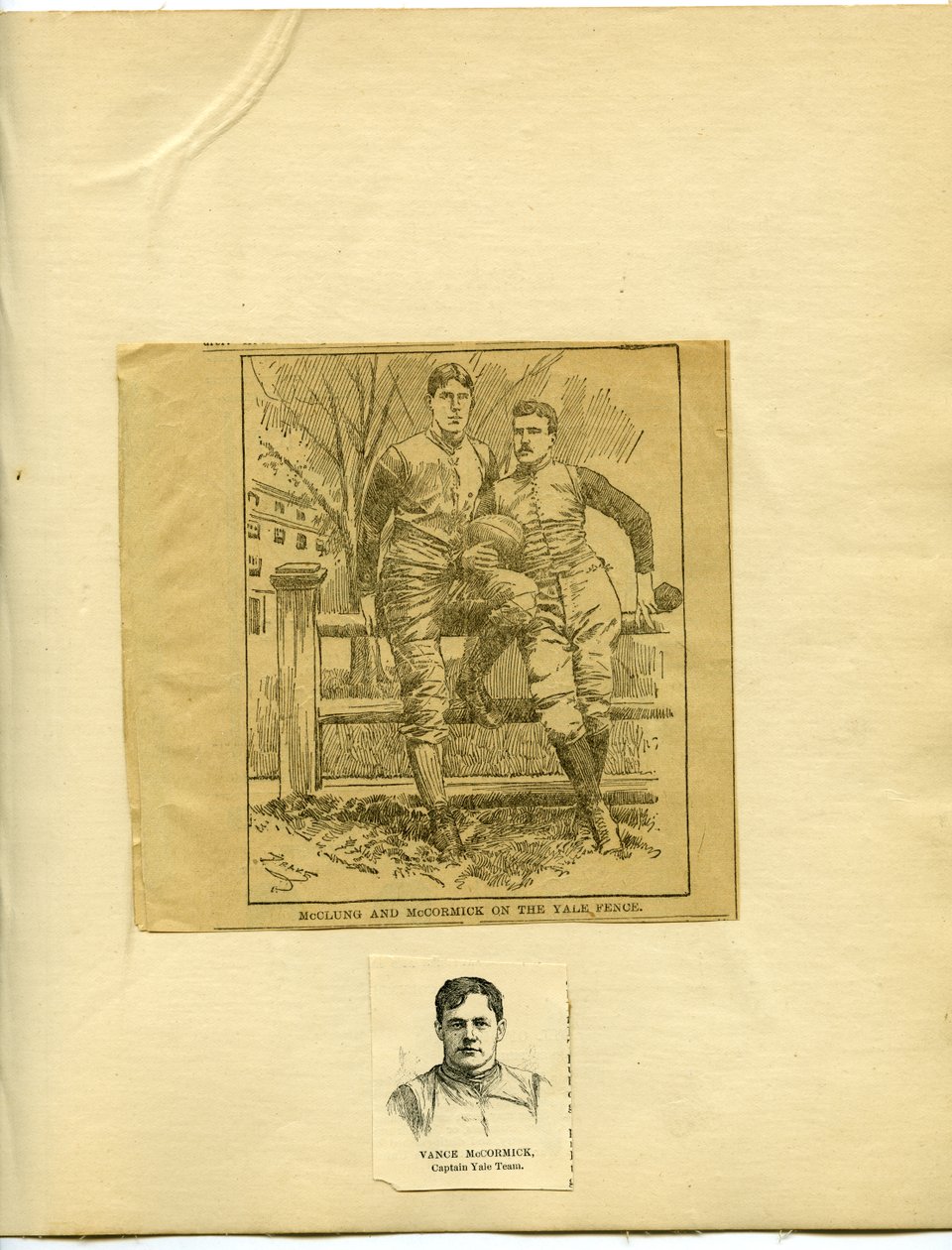McClung e McCormick sulla recinzione di Yale da Unknown