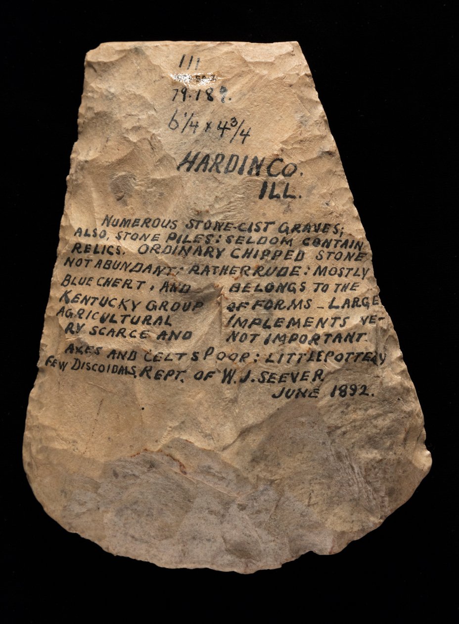 Lama di zappa svasata mississippiana fatta di selce di Mill Creek. Questo manufatto è stato raccolto nella contea di Hardin, Illinois da Unknown