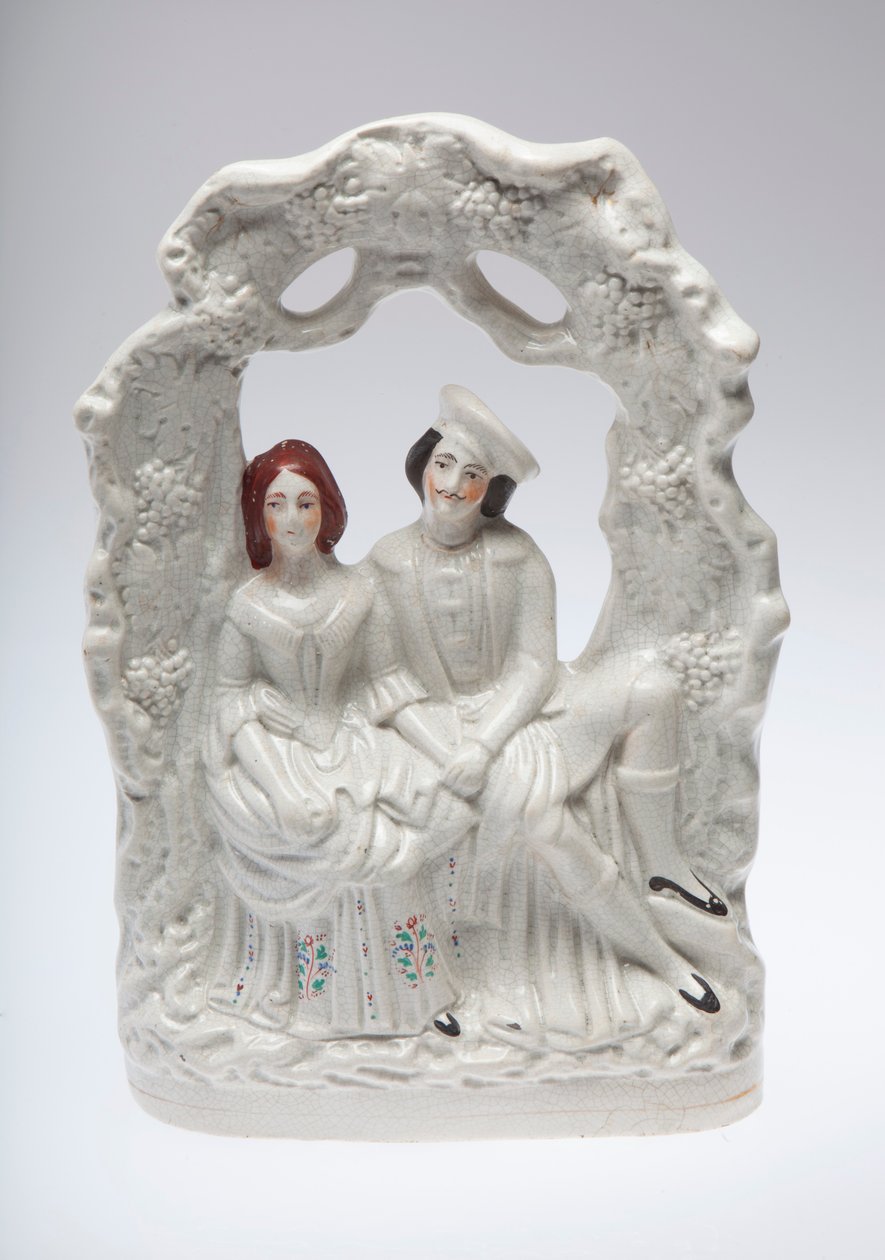 Figurina in ceramica Staffordshire di una coppia seduta che si tiene per mano. Possibilmente una scena di matrimonio da Unknown