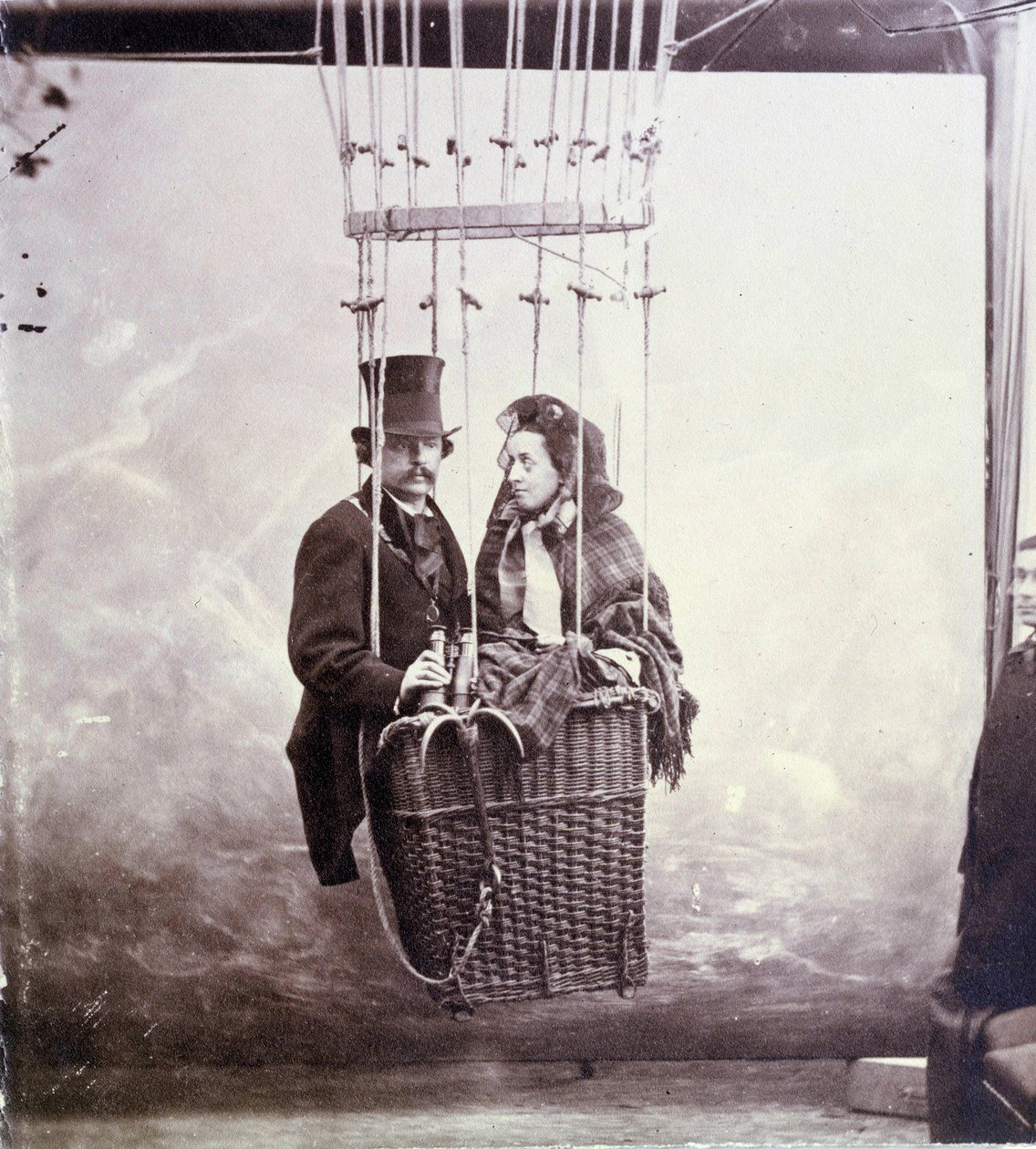 Ritratto fotografico del fotografo e pilota di aerostati Felix Tournachon detto Nadar (1820-1910) e sua moglie che posano in un cesto di mongolfiera da Nadar