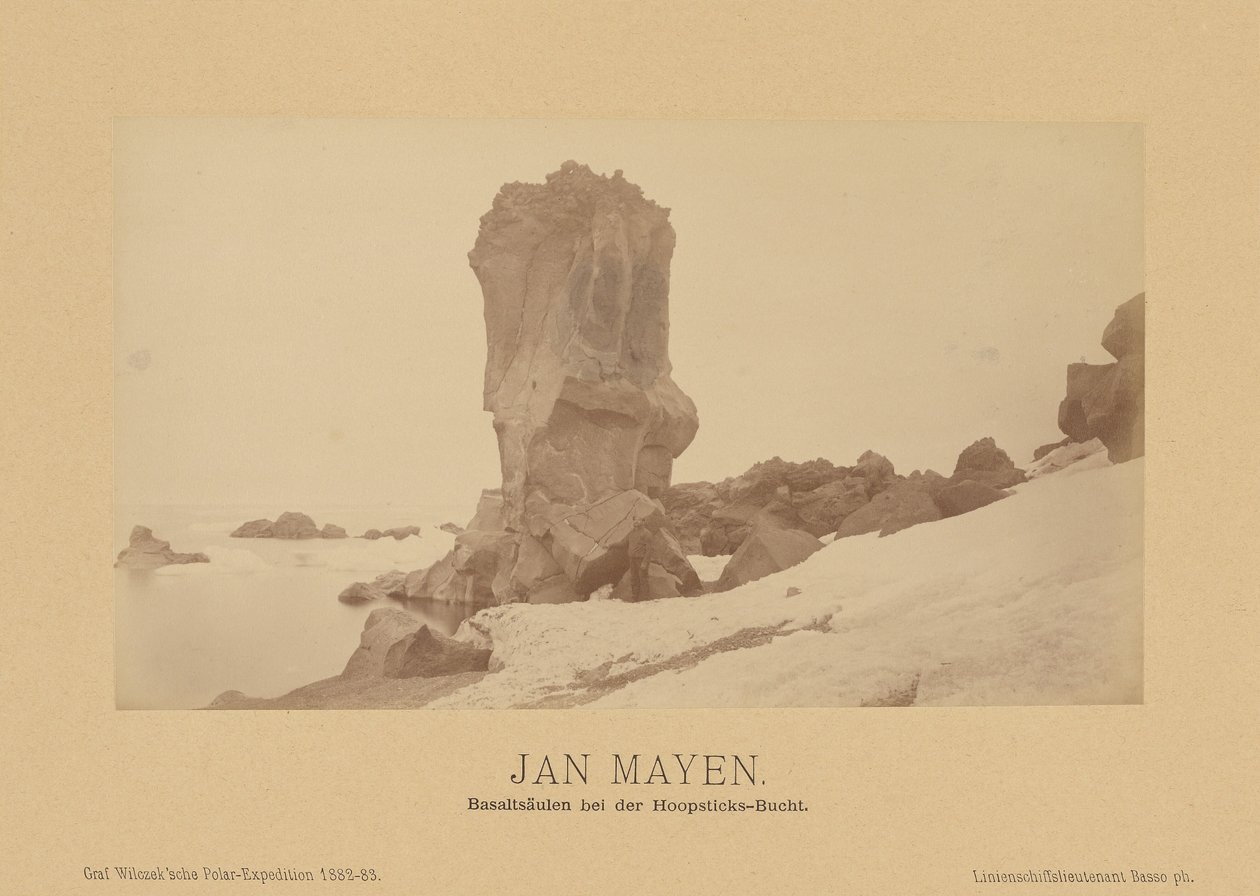 Jan Mayen, colonne di basalto nella baia di Hoopsticks da (Linienschiffs Lieutenant) Richard Basso