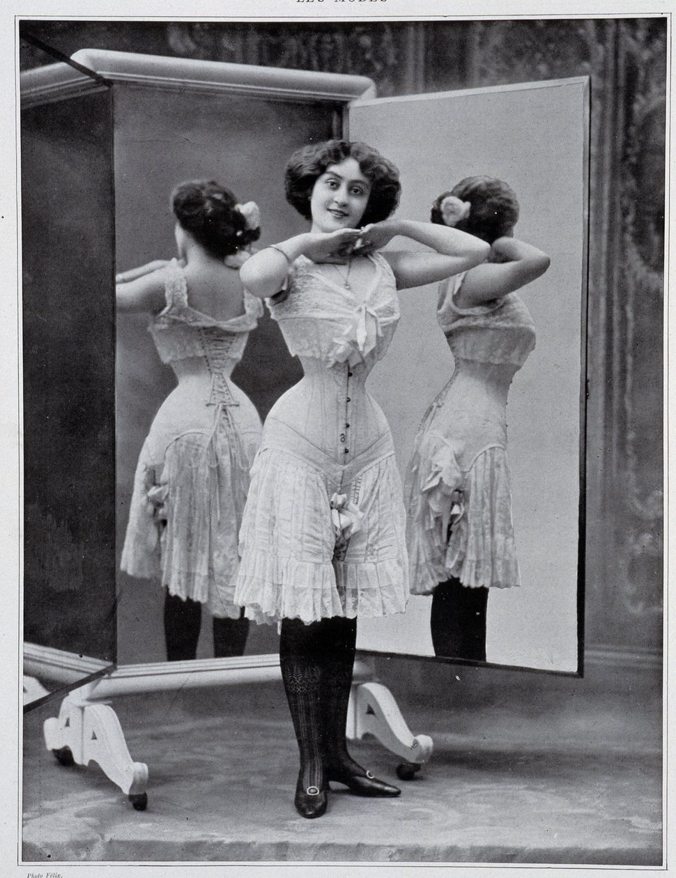Modella che presenta il corsetto Thylda, foto Félix - in 