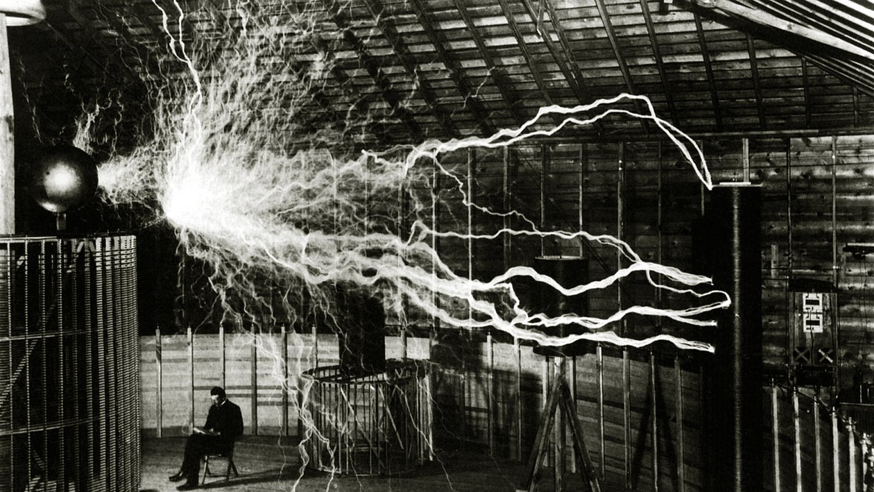 Una foto a esposizione multipla di Tesla con il suo trasmettitore amplificatore 1899 da Unknown