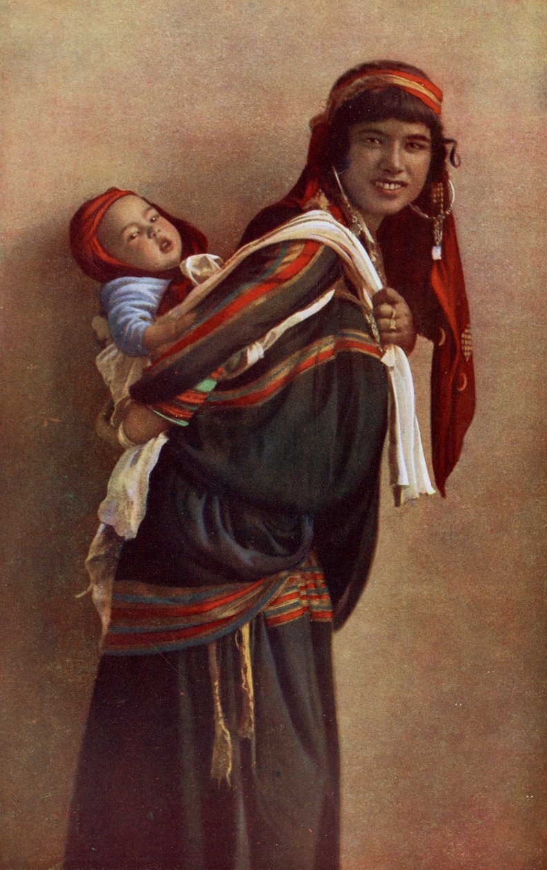 Africa. Madre beduina con il suo bambino sulle spalle. 1920 da Unknown