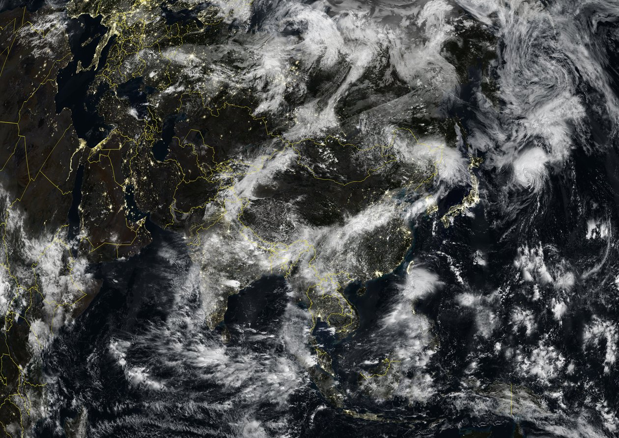 Asia di notte con confini dei paesi e copertura nuvolosa, immagine satellitare a colori reali da Unknown