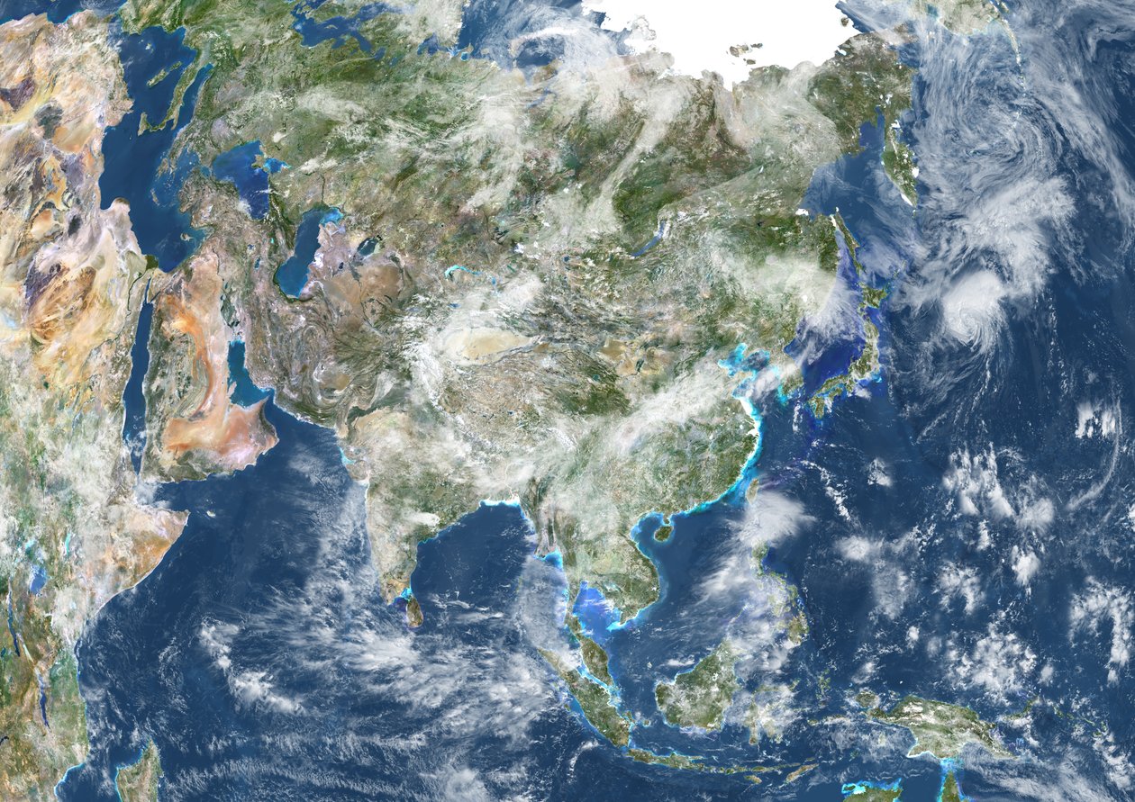 Asia con copertura nuvolosa, immagine satellitare a colori reali da Unknown