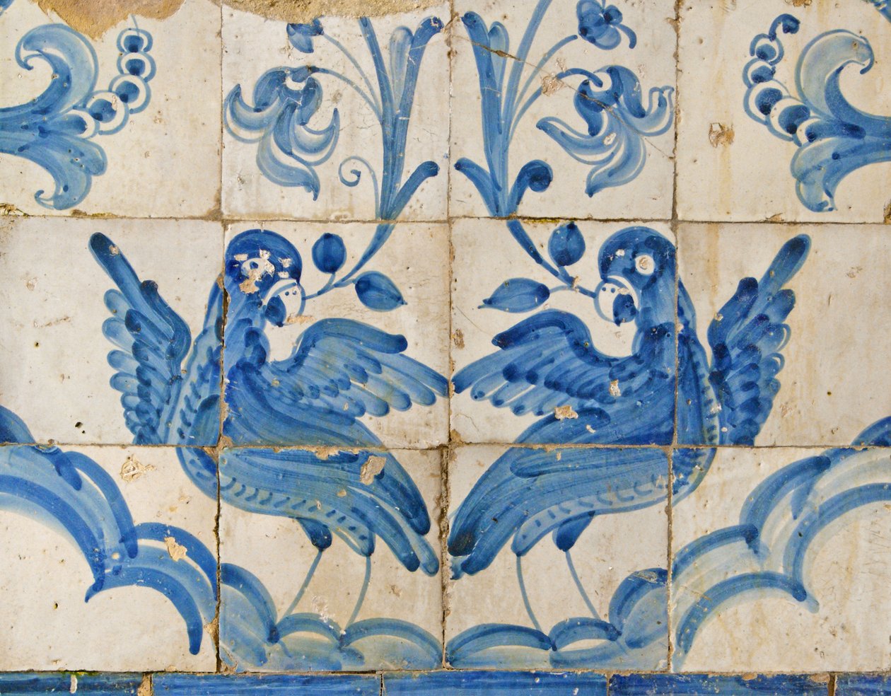 Pannello Decorativo che Raffigura Colombe con Gigli nei Becchi, Tarouca, Portogallo da Unknown