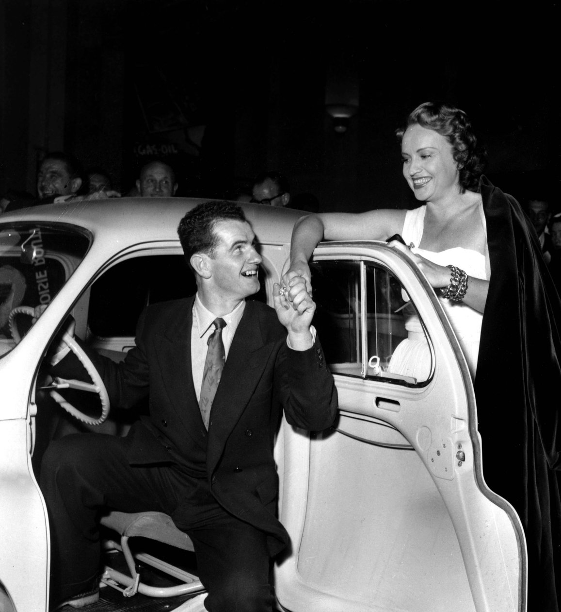 Ginette Leclerc, protagonista femminile del film Gas Oil, Felicite Jean Brouat nella Renault 4 Cv durante una serata alla Salle Pleyel in occasione della presentazione del film Gas Oil il 13 ottobre da Unknown