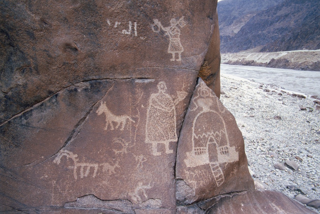 Immagini di animali e figure umane tra le 30.000 incisioni rupestri vicino al villaggio di Chilas nella catena montuosa del Karakoram nel nord del Pakistan. È visibile anche il fiume Indo che scorre da Unknown