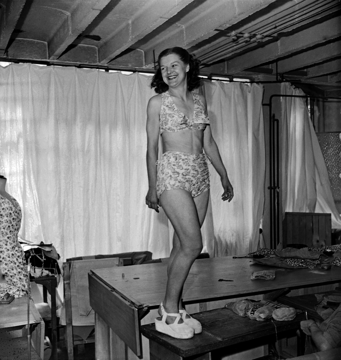 Realizzazione di Abiti (qui Costume da Bagno) con Tela Piana, Parigi, c. 1947 da Unknown