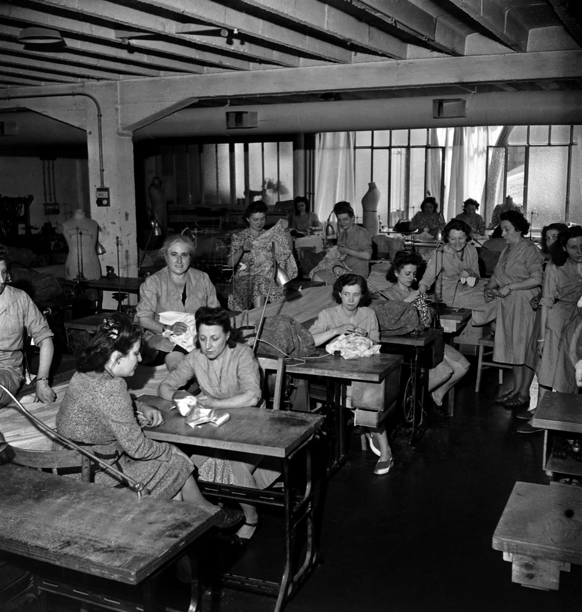 Realizzazione di Abiti con Tela Piana, Parigi, c. 1947 da Unknown
