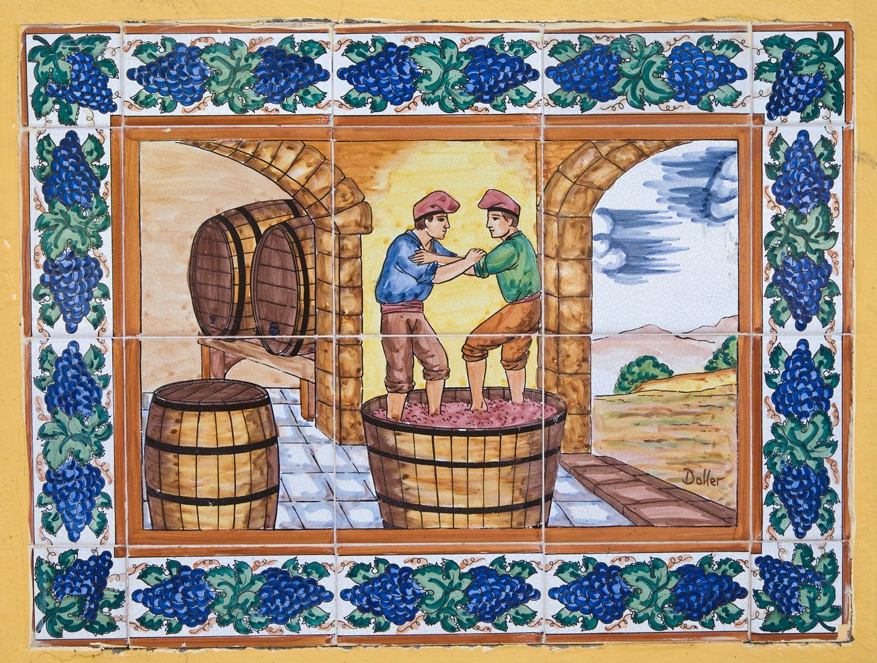 Piastrelle ceramiche spagnole moderne in stile del XVII o XVIII secolo che mostrano lavoratori che pestano l