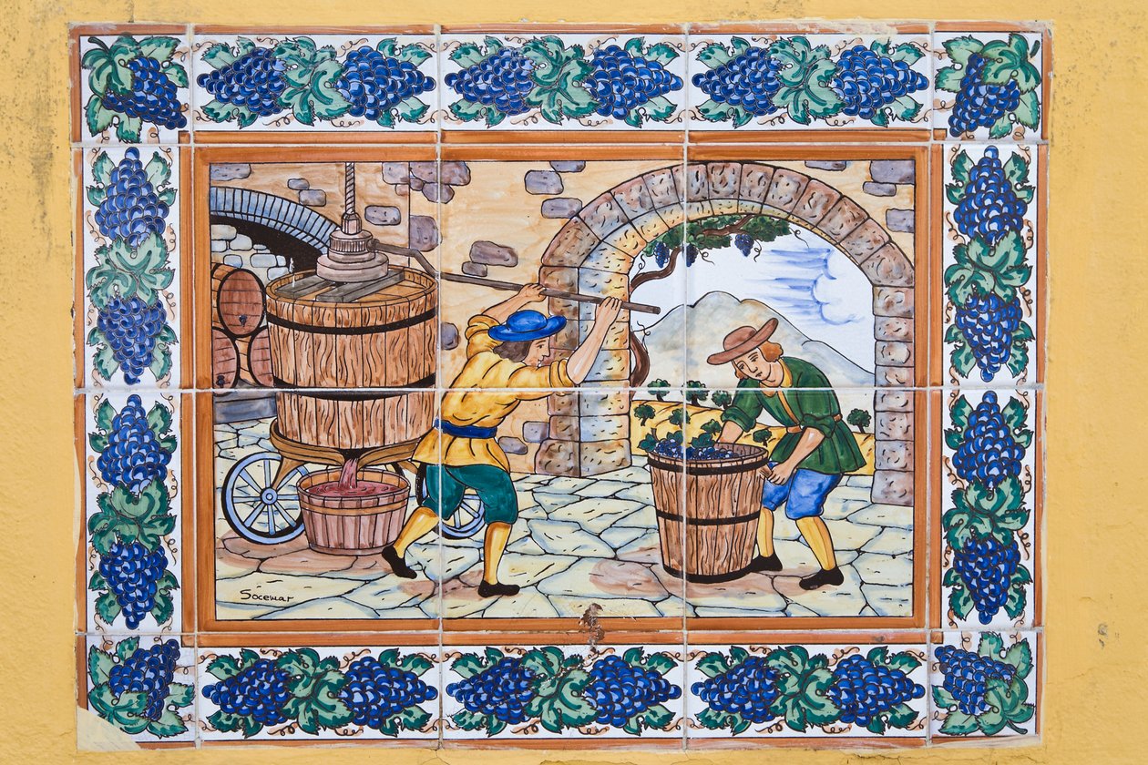Piastrelle ceramiche spagnole moderne in stile del XVII o XVIII secolo che mostrano lavoratori che operano una pressa per il vino nella cantina della vigna da Unknown