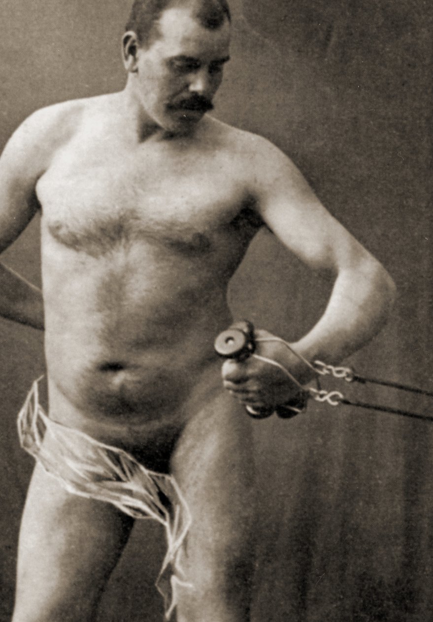 Nudo maschile che tiene la maniglia di una macchina a cavo, c.1910 da Unknown