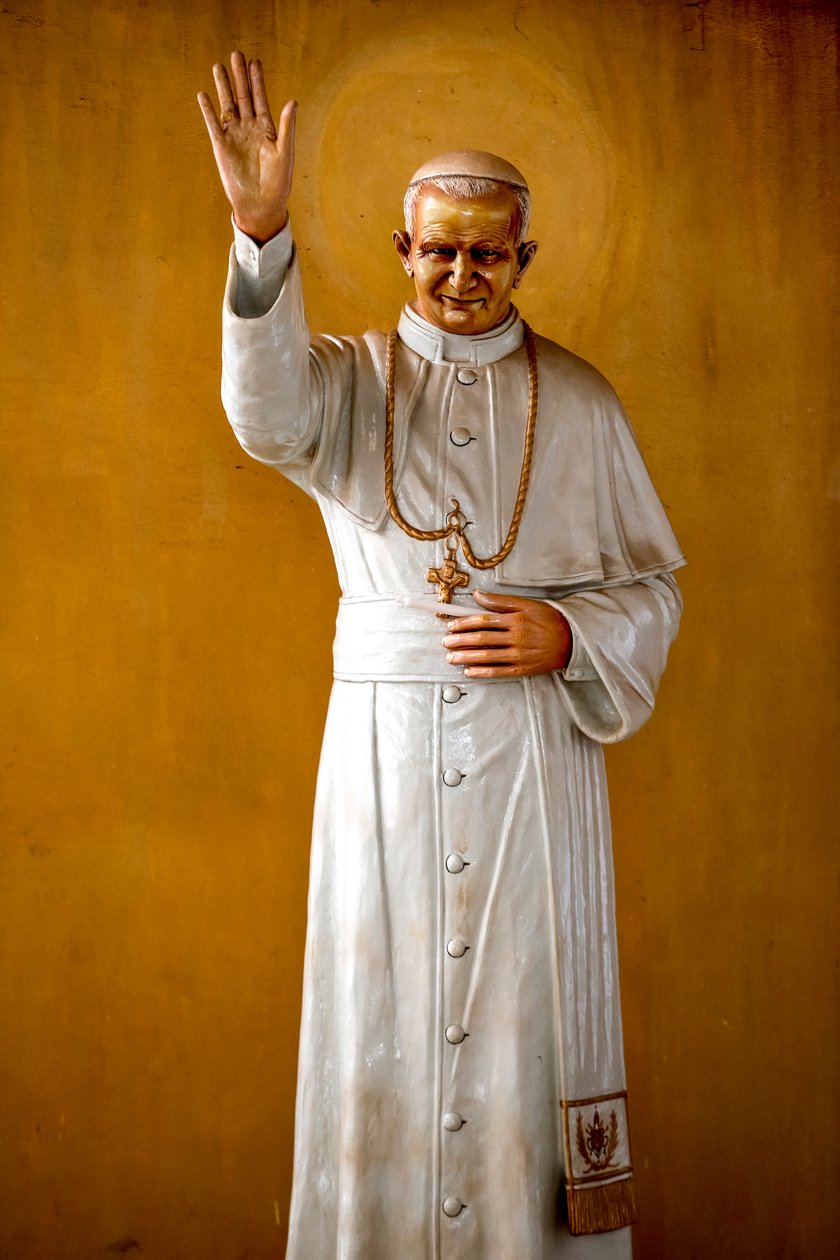 Statua di Papa Giovanni Paolo II nella parrocchia cattolica di Cristo Risorto di Hedzranawoe, Lomé, Togo da Unknown
