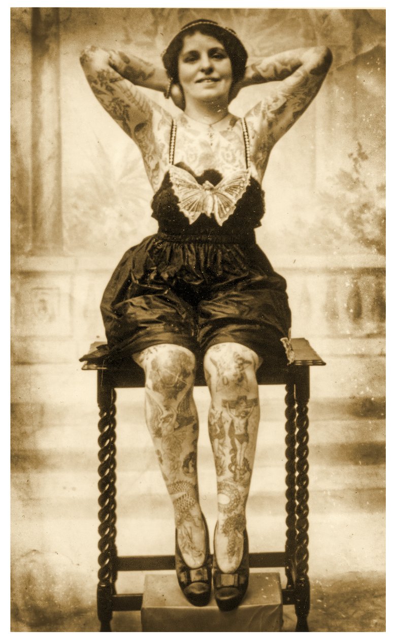 Ritratto di una donna tatuata seduta, c.1895 da Unknown