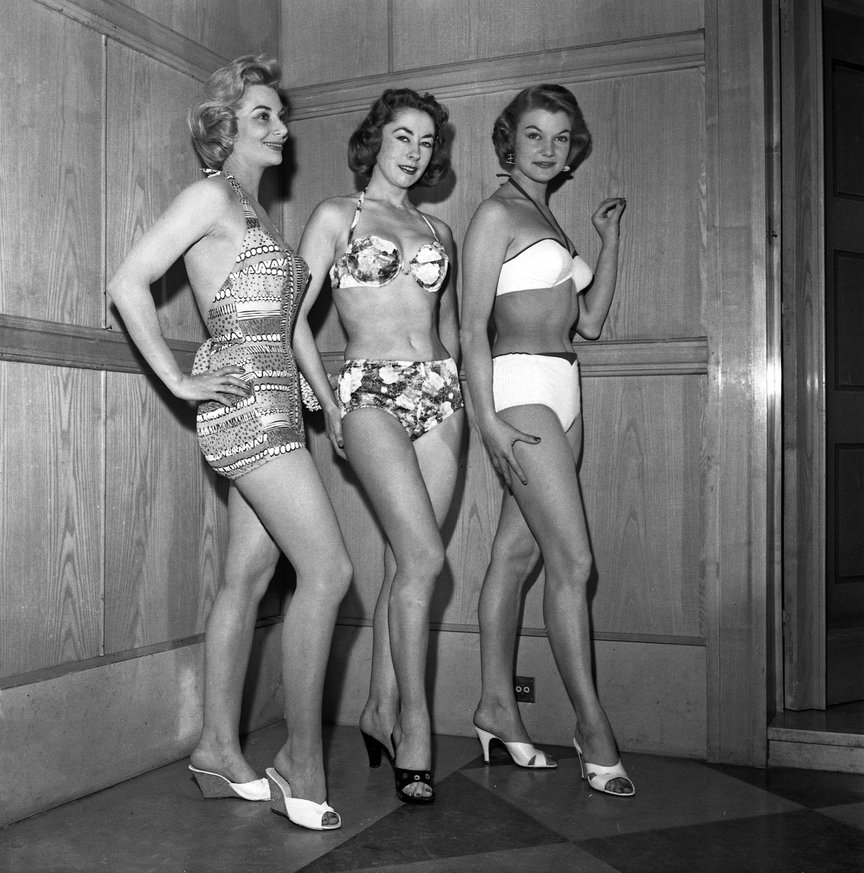 Presentazione di costumi da bagno e da spiaggia a Parigi di L. Libron, 1957 da Unknown
