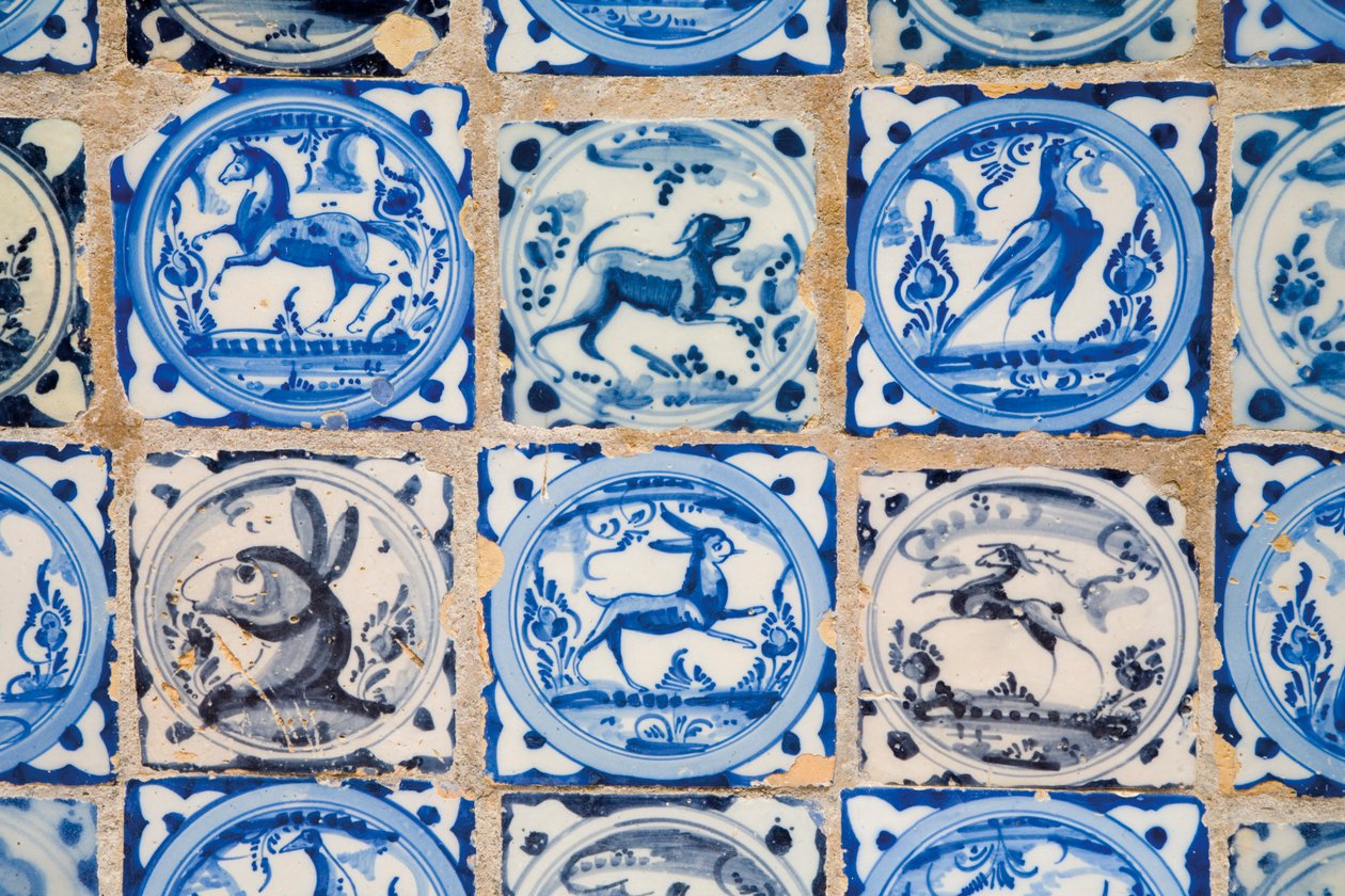 Real Alcazar, Piastrelle ceramiche con figure di animali e uccelli, Siviglia, Spagna da Unknown
