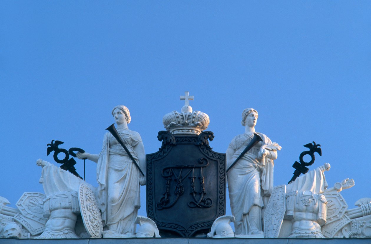 Russia, San Pietroburgo, Museo Russo di Stato, ex Palazzo Mikhailovsky, statue ed emblema reale sulla facciata, primo piano da Unknown
