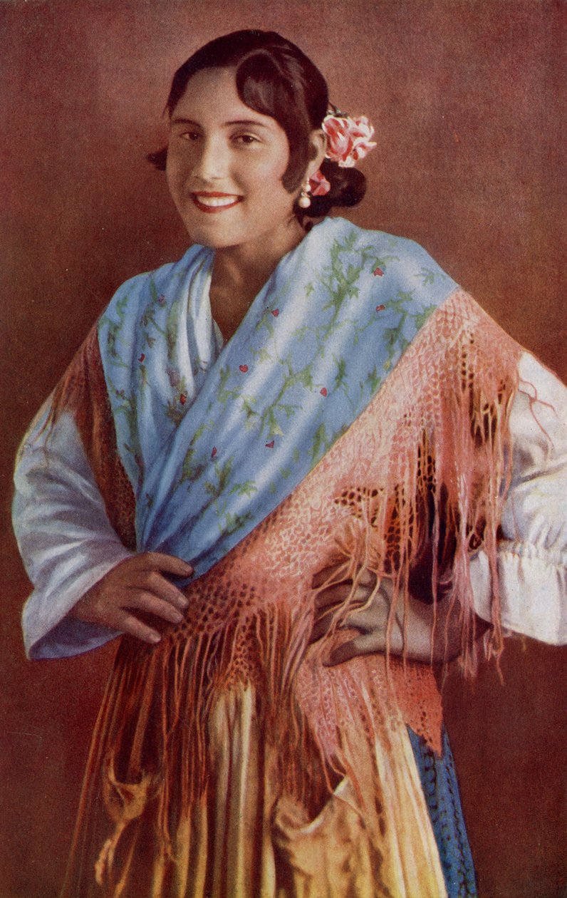 Spagna. Signorina spagnola con occhi brillanti e sorriso incantevole in un abito tipico. 1920 da Unknown