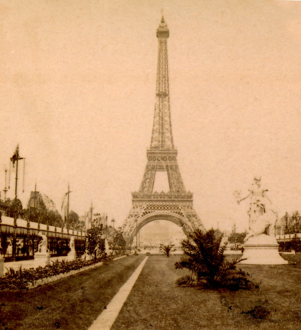 Vista della Torre Eiffel e del Palais du Trocadéro dal Jardin du Champ de Mars, Parigi, Francia. 1889 da Unknown